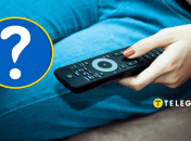 Девушка держит в руке пульт