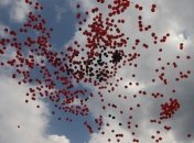 На Майдане отпустили в небо "Мак памяти"