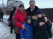 Порошенко сделал селфи с мальчиком и нарвался на критику