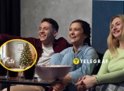 Люди дивляться фільм