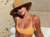 Красавица Хейли Болдуин похвасталась шикарной фигурой в летнем платье