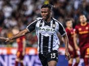 Уджоджи случайно врезался на своем автомобиле в бар