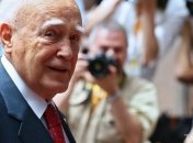 Президент Греции попросил вдвое сократить ему зарплату