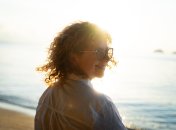 Кудрявые волосы и близорукость – следствие реакции на свет, солнечный и искусственный