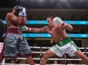 Усик досрочно победил Уизерспуна в дебютном бою в хэвивейте (Видео)