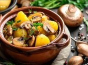 Гриби часто подаються на різдвяний стіл (зображення створено за допомогою ШІ)