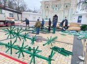 Почався монтаж ялинки