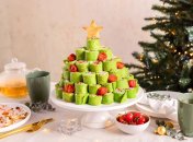 Праздничная съедобная елка из блинов