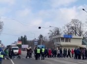 Требуют отмены повышения тарифов на газ: под Харьковом перекрыли дорогу (видео)