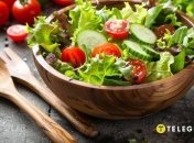 Цей салат дуже легкий, але водночас ситний  (зображення створено за допомогою ШІ)