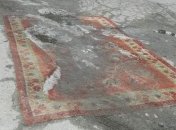 Жители залатали яму возле своего дома ковром