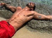 Призер Олимпиады спас гея, плававшего с мужем на надувном единороге