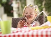 Как удалить пятна шоколада из одежды