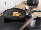 Нагар відійде від стін і дна сковороди