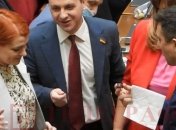 Нардепы не устояли перед конфетами от Тищенко прямо во время заседания Рады (видео)