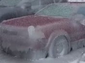 Во Владивостоке после ночного дождя машины накрыло толстым слоем льда: очевидцы показали видео