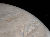 NASA поделилось снимком Ио и Юпитера