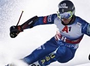 Горнолыжник вылетел за пределы трассы и влетел в двух людей (видео)