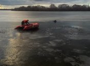 Один з хлопчиків ледве тримався на плаву