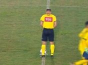 В Бразилии арбитр помочился в центральном круге (видео)