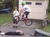 Смех да и только: забавные объяснения того, почему женщины живут дольше мужчин