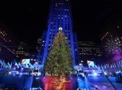 В Нью-Йорке устанавливают главную рождественскую елку