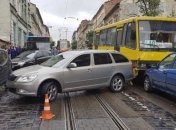 Во Львове маршрутка въехала в автомобили