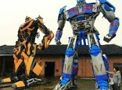 Китаец вместе с сыном собрал гигантских трансформеров. Фото