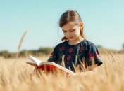 Девочка с книгой