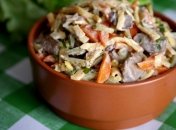 Печеночный салат по этому рецепту получается вкусным и сочным