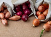 Просушите лук на свежем воздухе