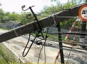 Под Киевом водитель снес столб: без света осталось целое село