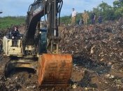 ГСЧС: На свалке мусора под завалами возле Львова найдено тело спасателя