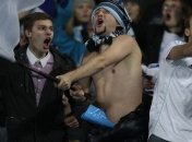 Матч за Суперкубок завершился побоищем фанатов и поломкой трофея