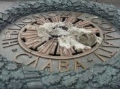 В Киеве Вечный огонь залили цементом, а посередине поставили крест