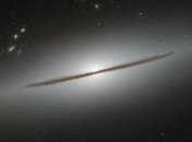 "Хаббл" показал снимок галактики, "лежащей на боку"