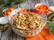 Салат з печінкою, морквою та огірками