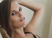 Модель Алла Костромічова не може повернутися в Україну