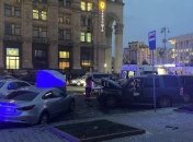 Авто влетело прямо в остановку с людьми: появилось видео с моментом жуткой аварии на Майдане Независимости в Киеве