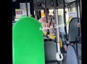 "Сервис за 10 грн": в Днепре пассажир подрался с невежливым водителем прямо в маршрутке (видео)