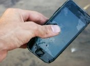 Що робити, якщо телефон, що впав у воду, розібрати неможливо