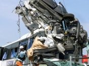 В Японии туристический автобус столкнулся с легковушкой, много раненых