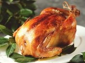 Курица, запеченная целиком, очень эффектное горячее блюдо, при этом не требующее больших усилий в приготовлении