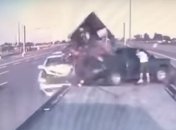 Невероятно жуткая авария, в которой чудом никто не пострадал (Видео)