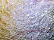 Зонд Cassini заметил на спутнике Сатурна багровые следы 