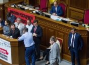 "Батькивщина" и "радикалы" заблокировали трибуну Рады