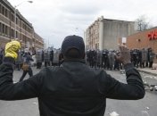 В Балтиморе полицейским предъявили обвинения в убийстве афроамериканца