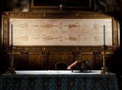 Туринська плащаниця, виставлена на огляд