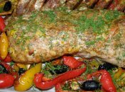 Запеченная свиная корейка со специями и печеным перцем