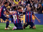 Футболисты "Барселоны" празднуют гол